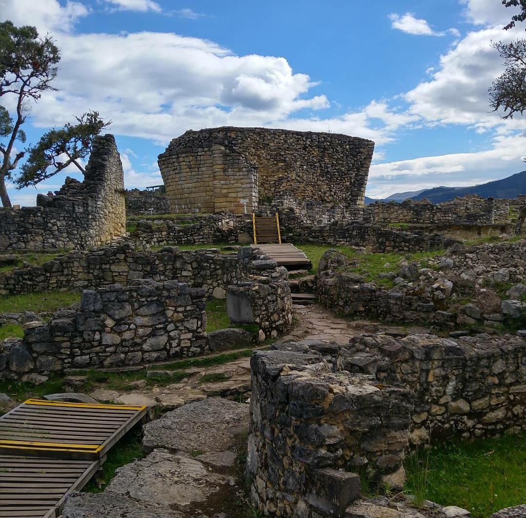 El Torreón de Kuélap y sus construcciones de piedra bajo un cielo azul