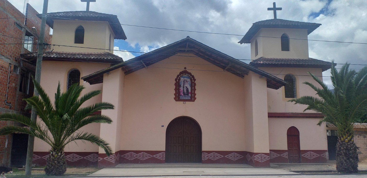 Fachada de la iglesia de Nuevo Tingo con dos torres